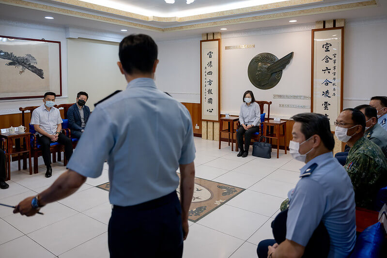 ​慰問殉職飛官家屬   總統指示釐清事故原因 全力協助家屬處理後續事宜