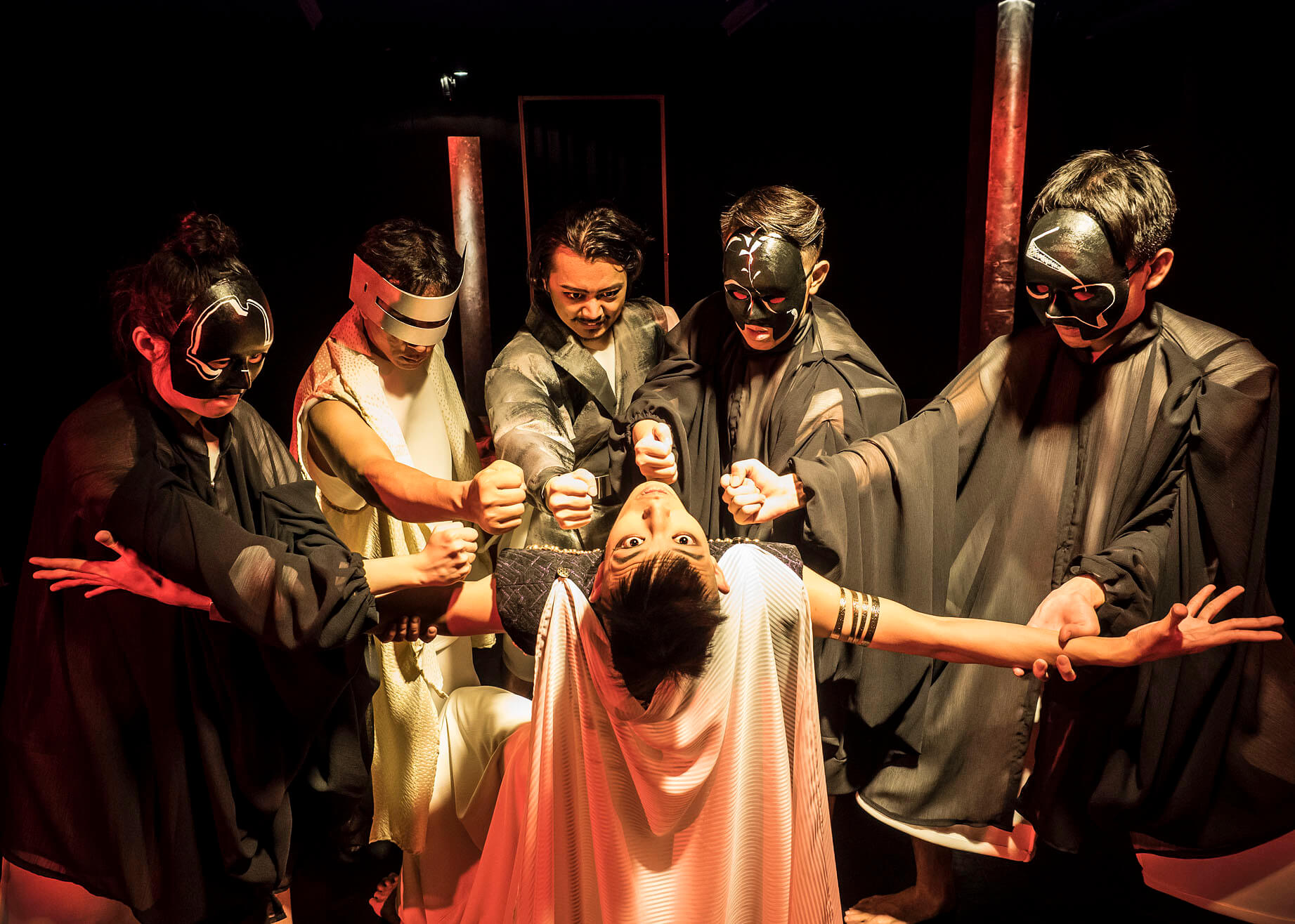 一齣與時俱進的執政寶典  卡繆經典劇作《追月狂君─卡里古拉》台南激昂上演
