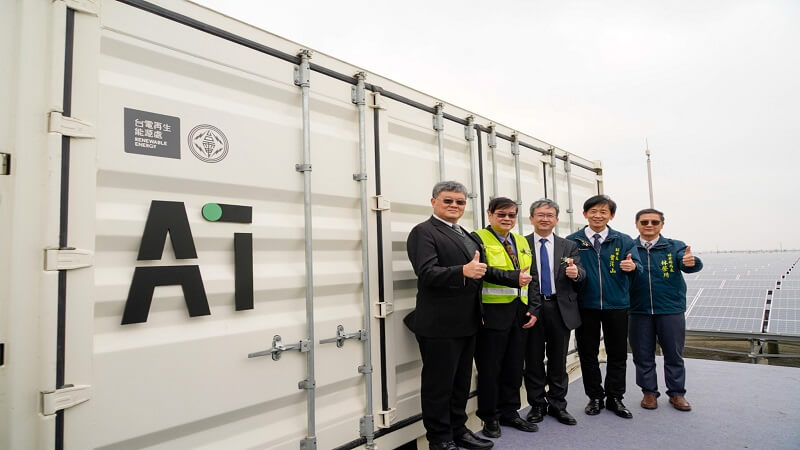 全台首座「光儲合一」! 台電攜手聯合再生 台南鹽田光電場成全台最大儲能系統