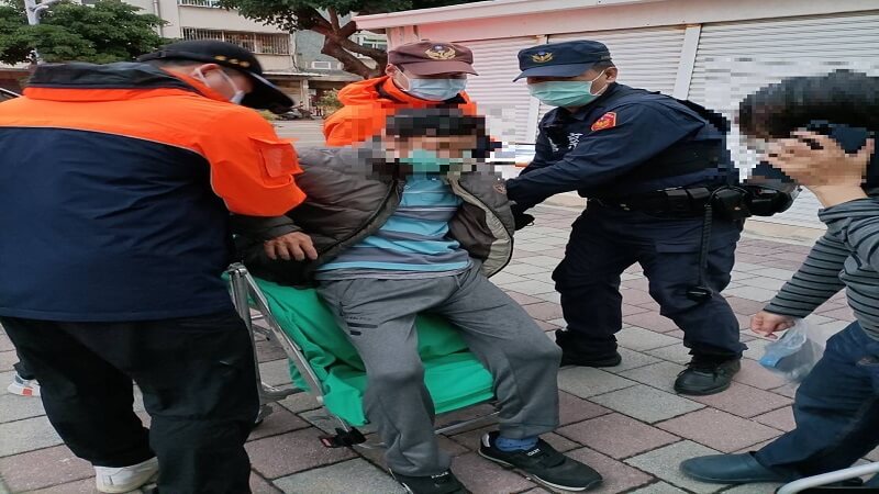 ​男子寒風中身體不適跌落路旁  台南暖警及時救護免於危難
