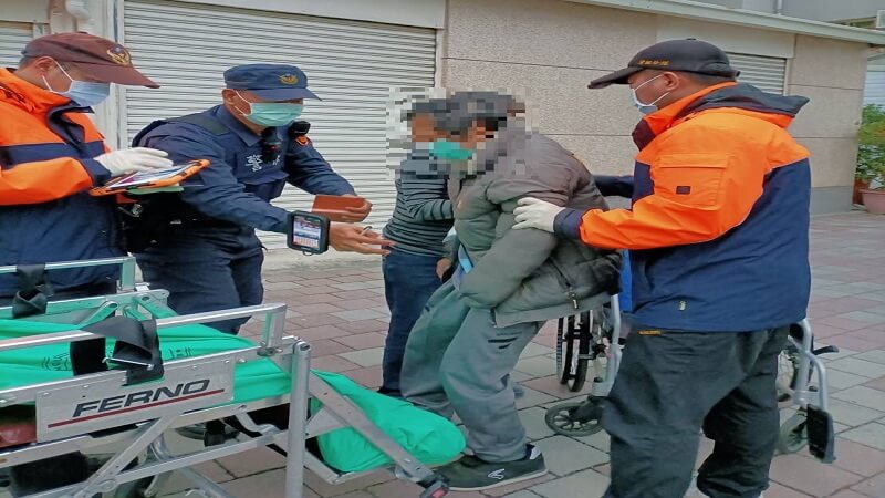 ​男子寒風中身體不適跌落路旁  台南暖警及時救護免於危難
