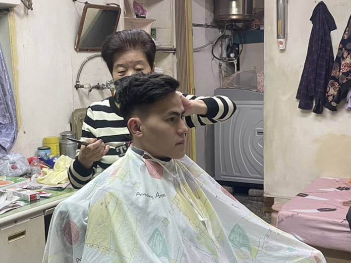 ​警專彭于晏理髮助人？ 南警急助理髮老婦1家3人