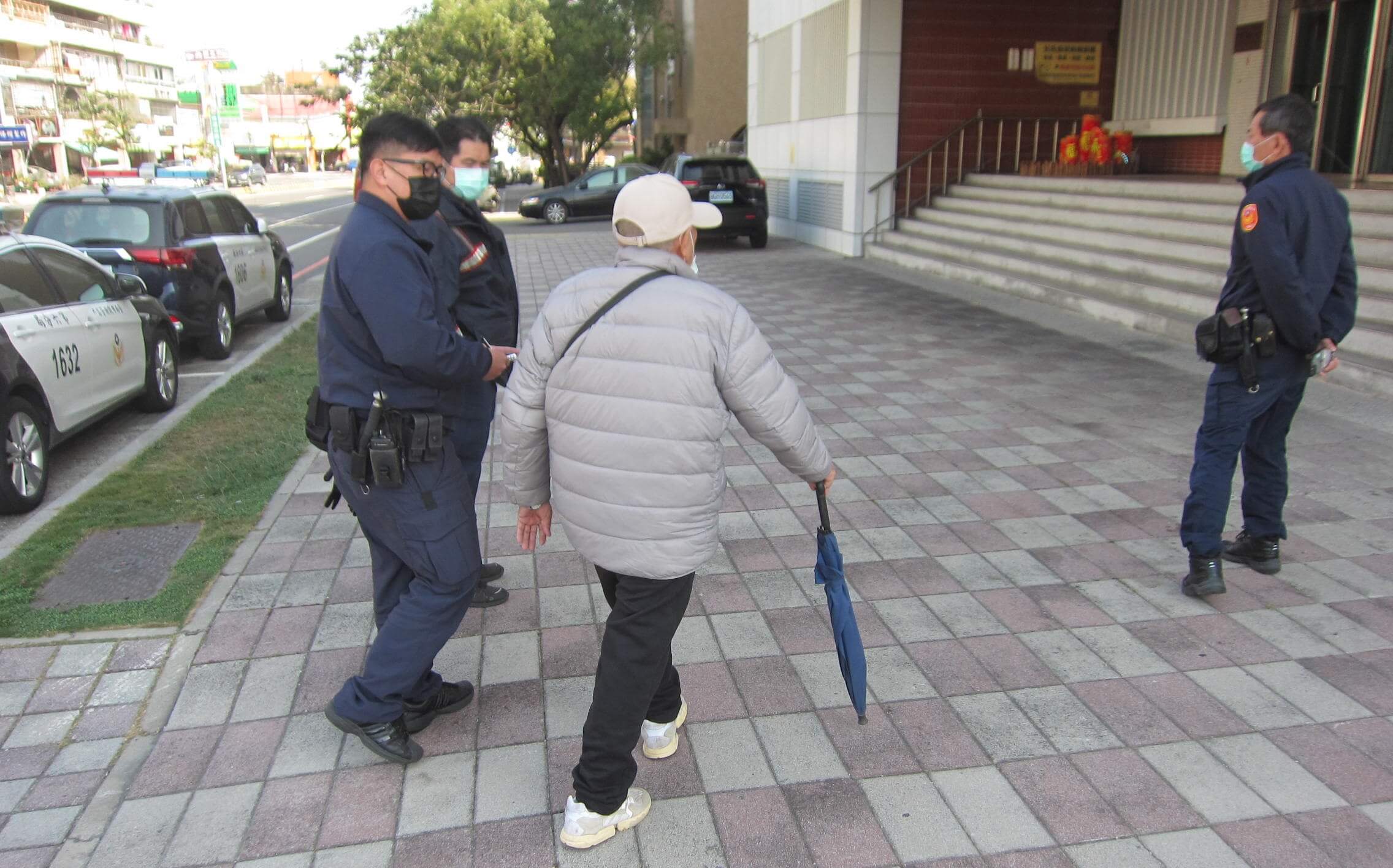 ​離家五分鐘遠卻回不了家  台南暖警助老翁返家