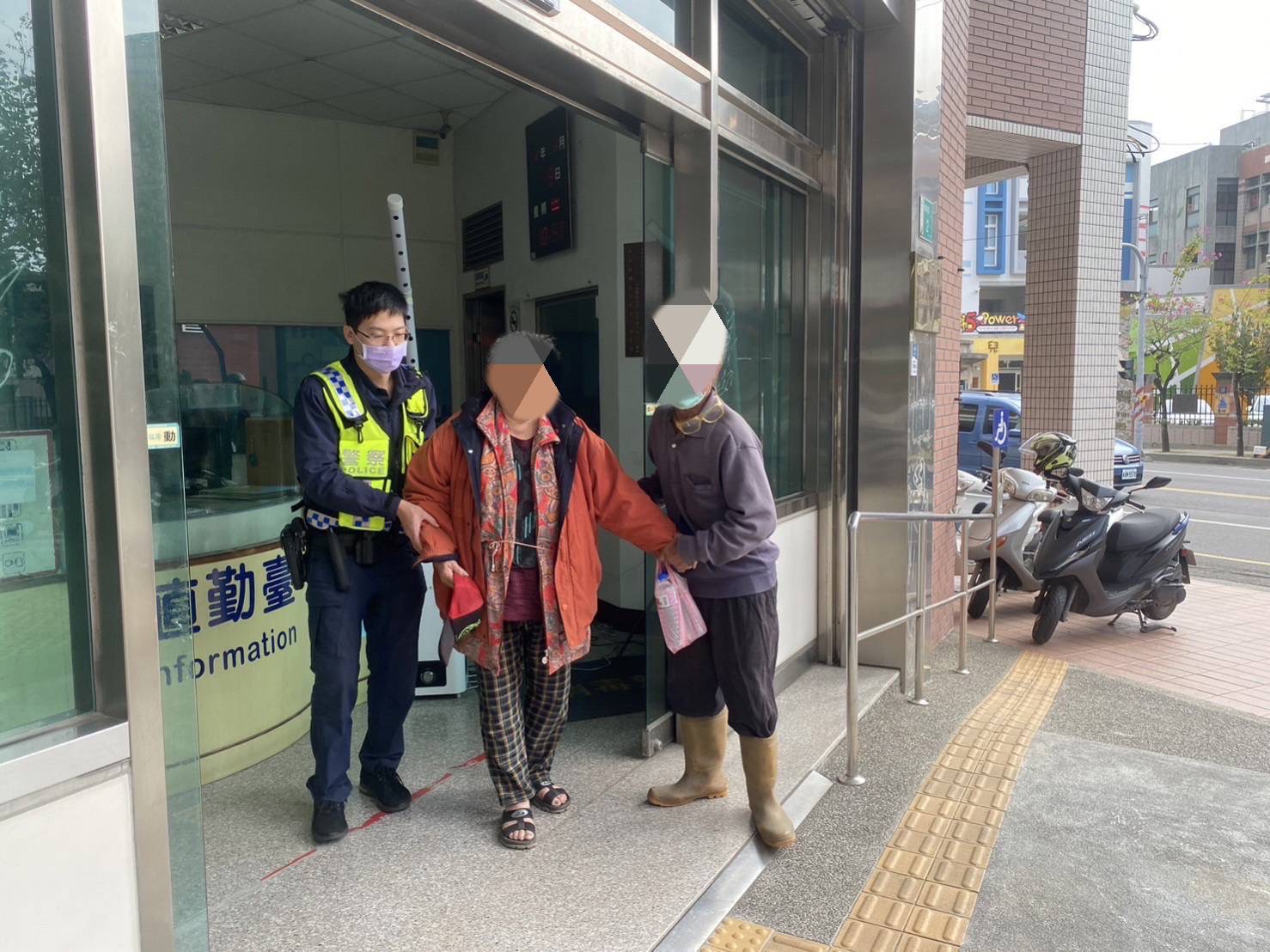 忘了自己與回家路  新市暖警助返家
