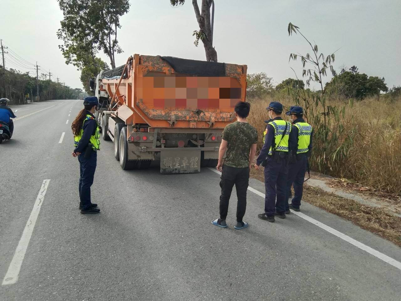 大型車「內輪差+視線死角」易釀禍   白河警分局加強大型車車行業者交安宣導