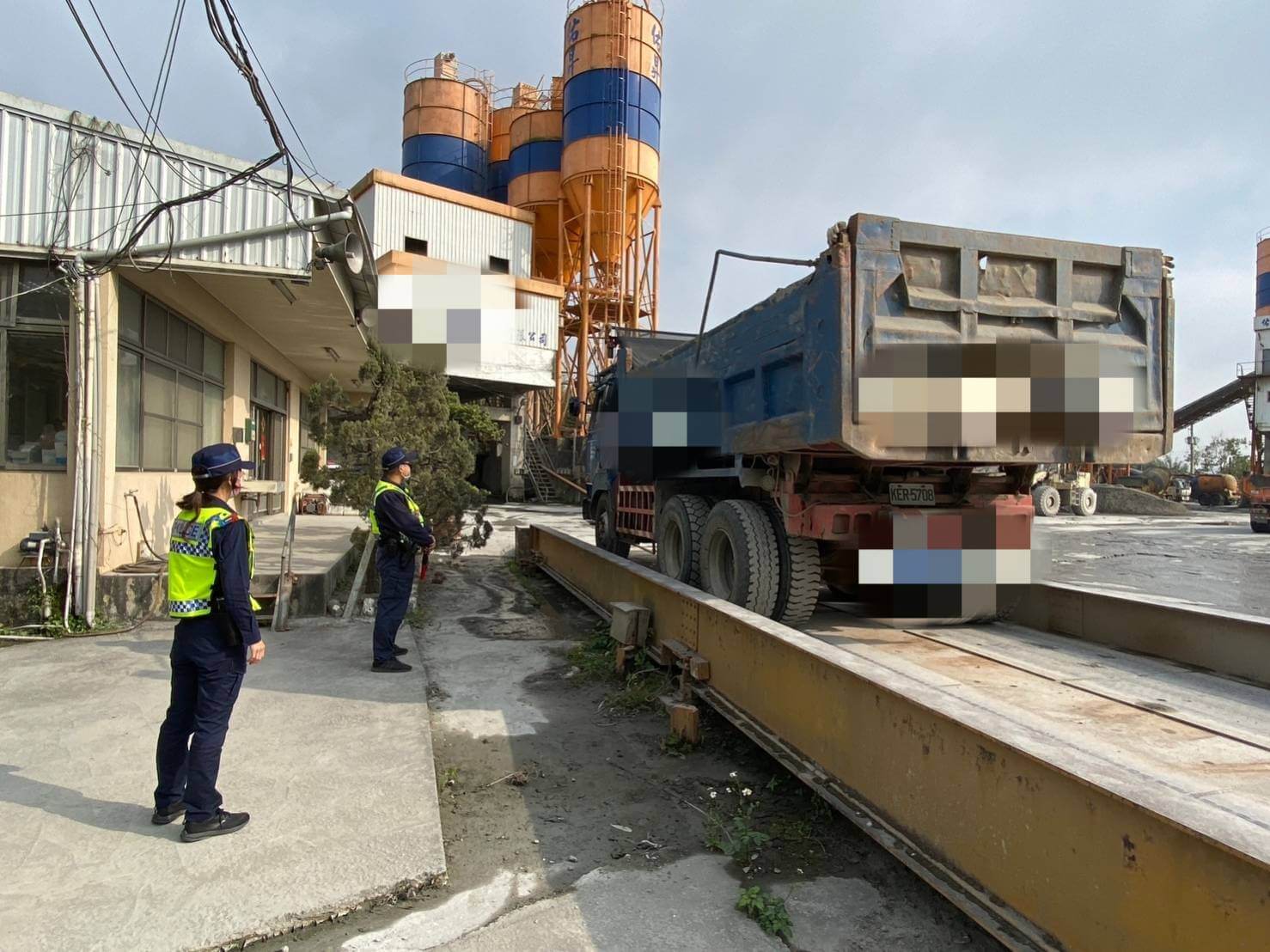 大型車「內輪差+視線死角」易釀禍   白河警分局加強大型車車行業者交安宣導