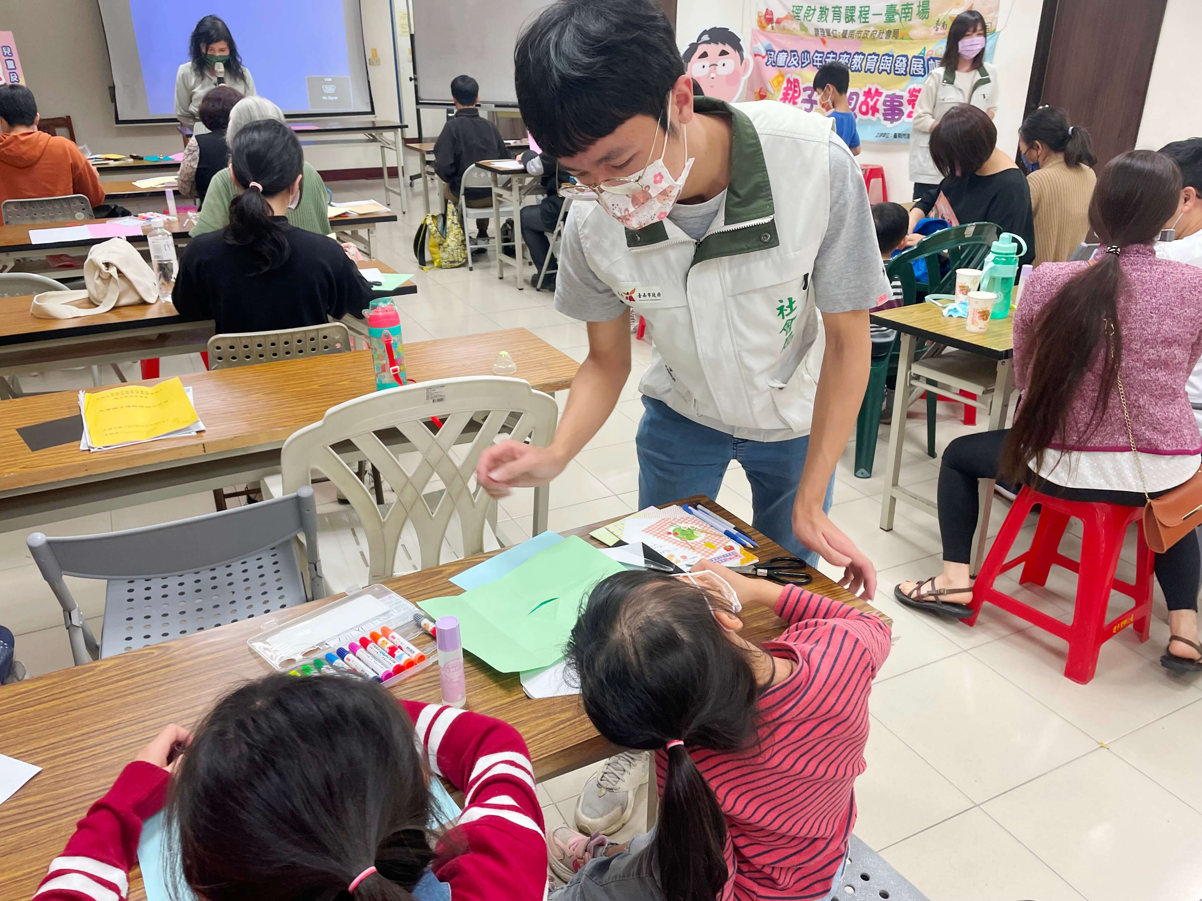 ​南市社會局助弱勢家戶教育脫貧 培力種子講師走入社褔單位用繪本說故事