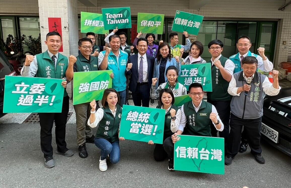 挺民主、護自由！ 南市綠委林俊憲、林宜瑾完成初選登記力拚連任  全力捍衛台灣繁榮永續