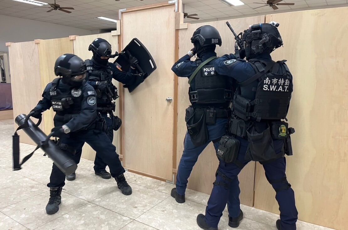 ​霹靂戰訓情境模擬化！ 南市保大特警於7日啟用室內攻堅情境模擬場