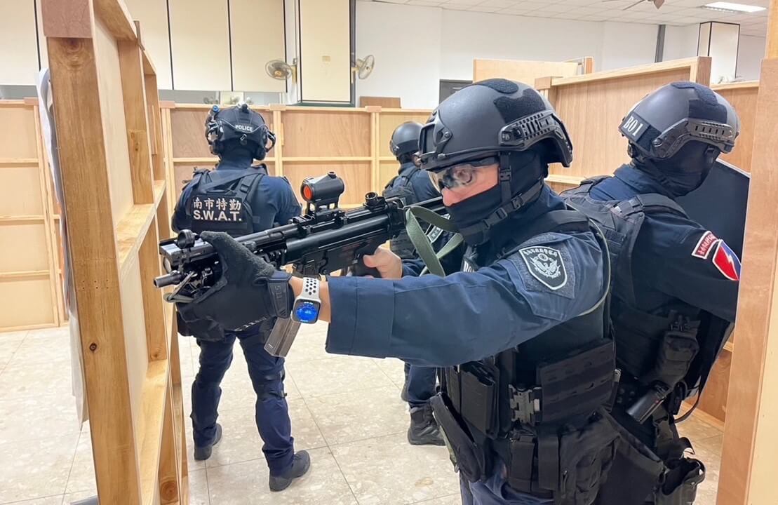 ​霹靂戰訓情境模擬化！ 南市保大特警於7日啟用室內攻堅情境模擬場