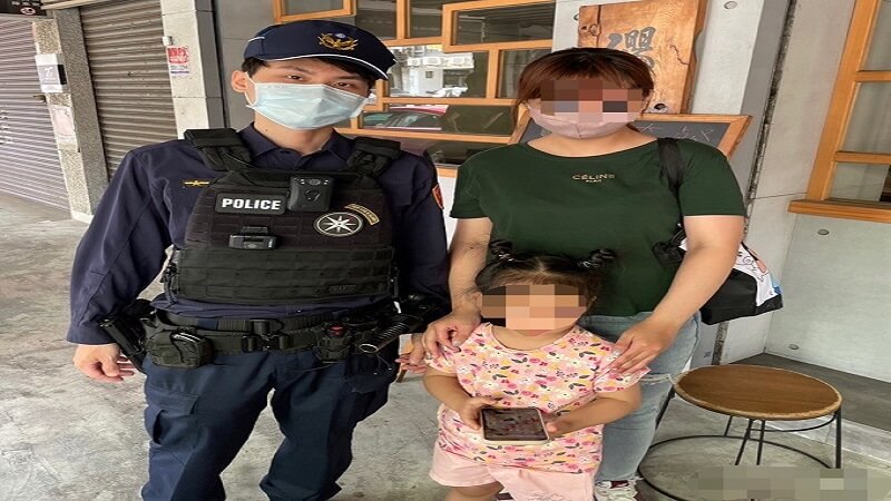 ​女童走失徘徊路邊找媽媽  熱心暖警踏遍公園路助相聚