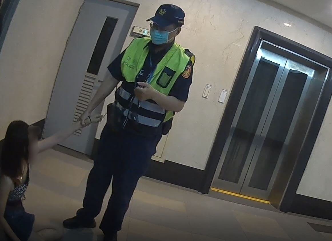 女子情傷欲跳樓  永康勇警鬼門關前將其救回