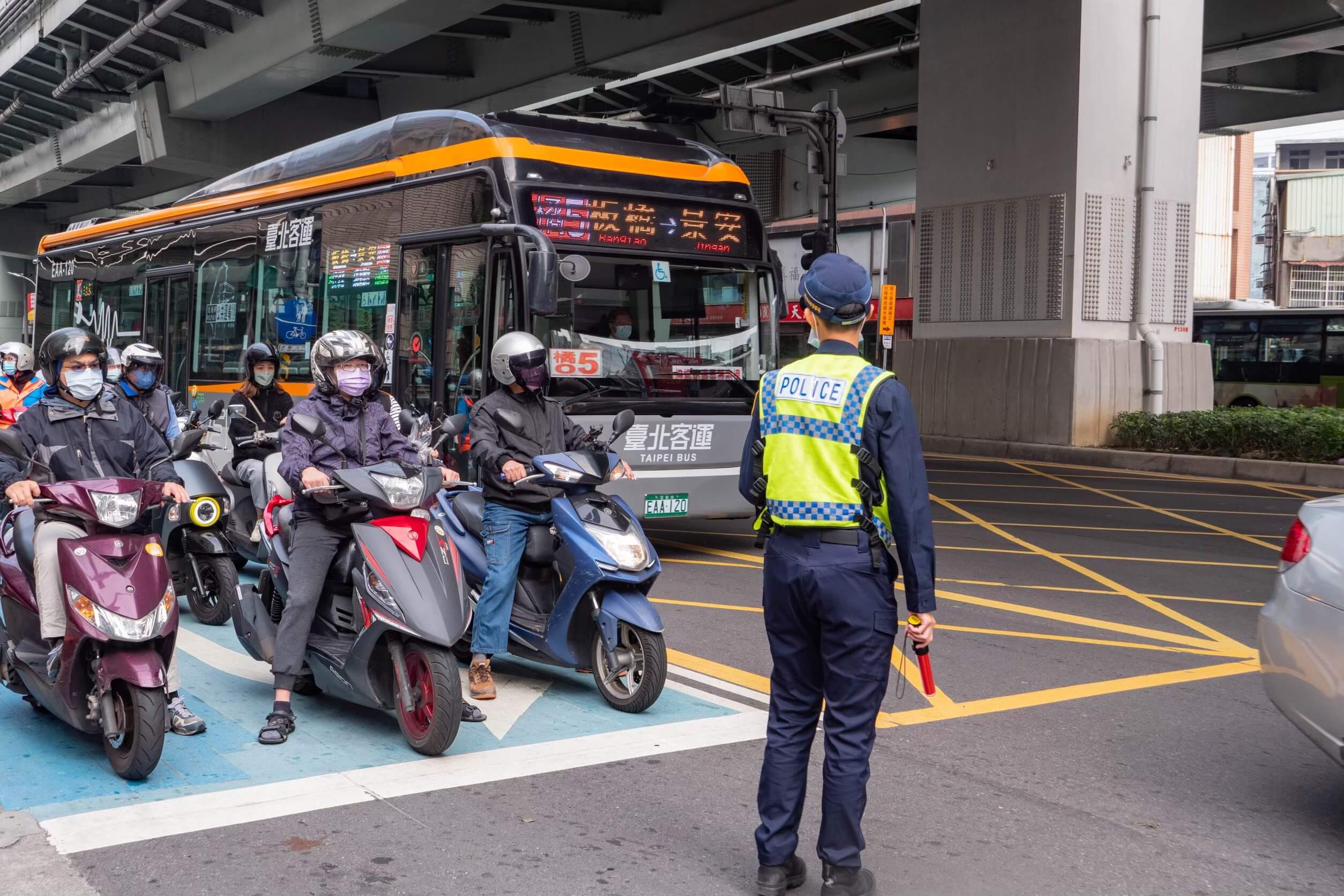 ​治安是警察血與汗積累出來  切勿抹煞基層同仁的努力  淪為政治口水戰下的犧牲者   