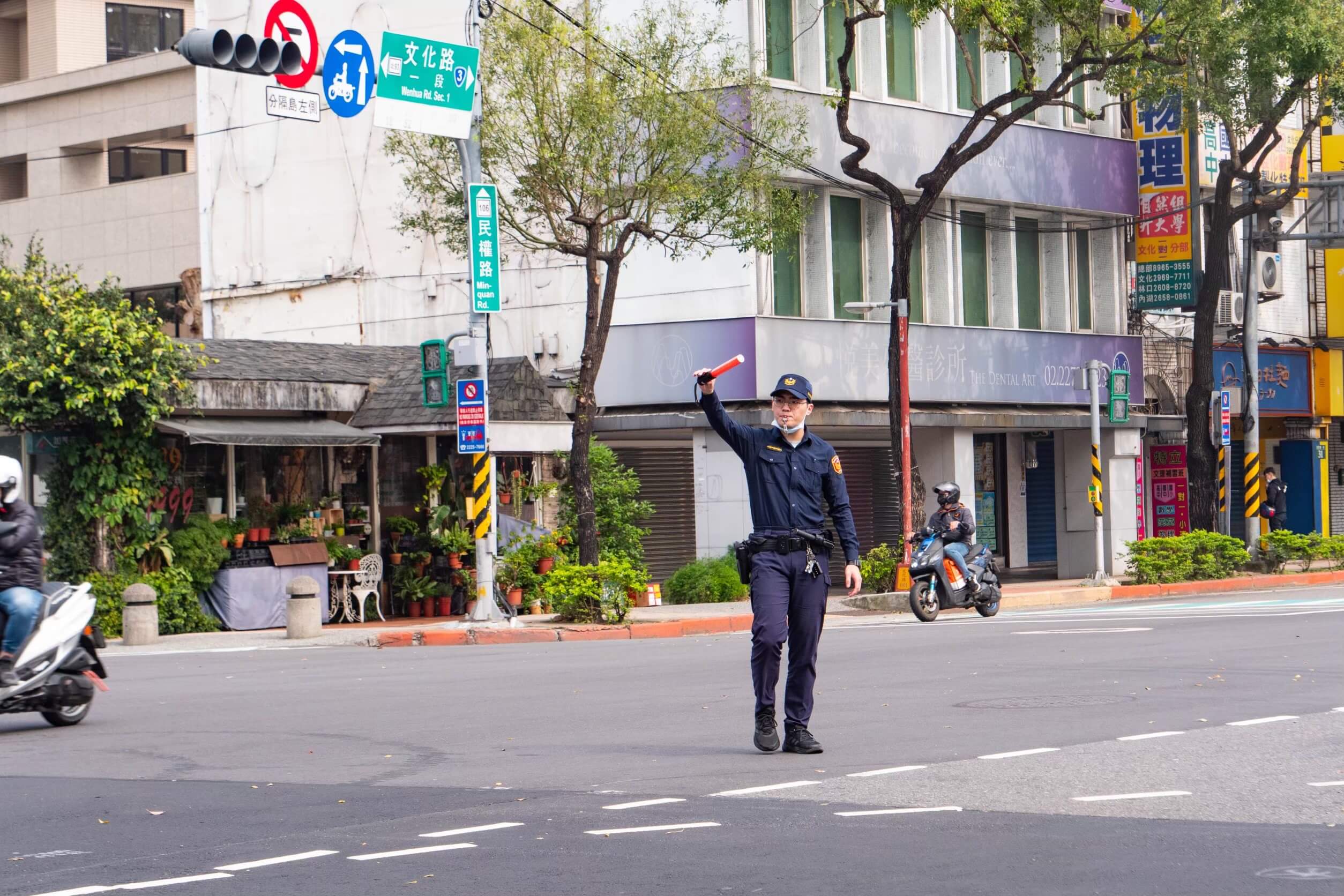 ​治安是警察血與汗積累出來  切勿抹煞基層同仁的努力  淪為政治口水戰下的犧牲者   