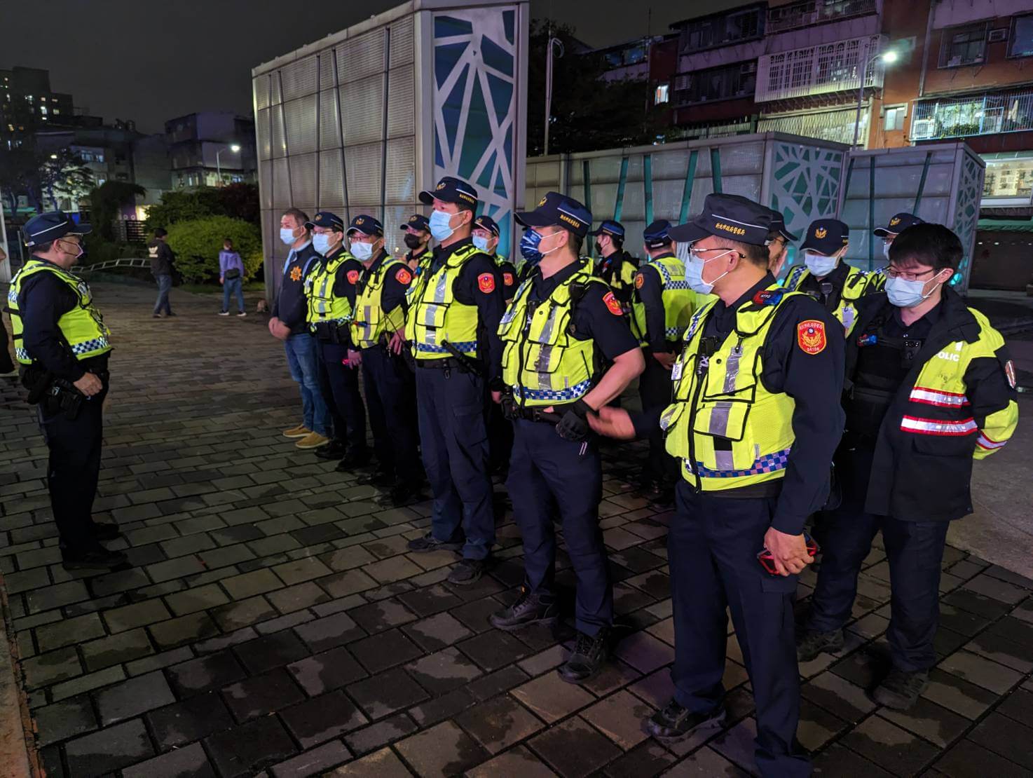 ​治安是警察血與汗積累出來  切勿抹煞基層同仁的努力  淪為政治口水戰下的犧牲者   