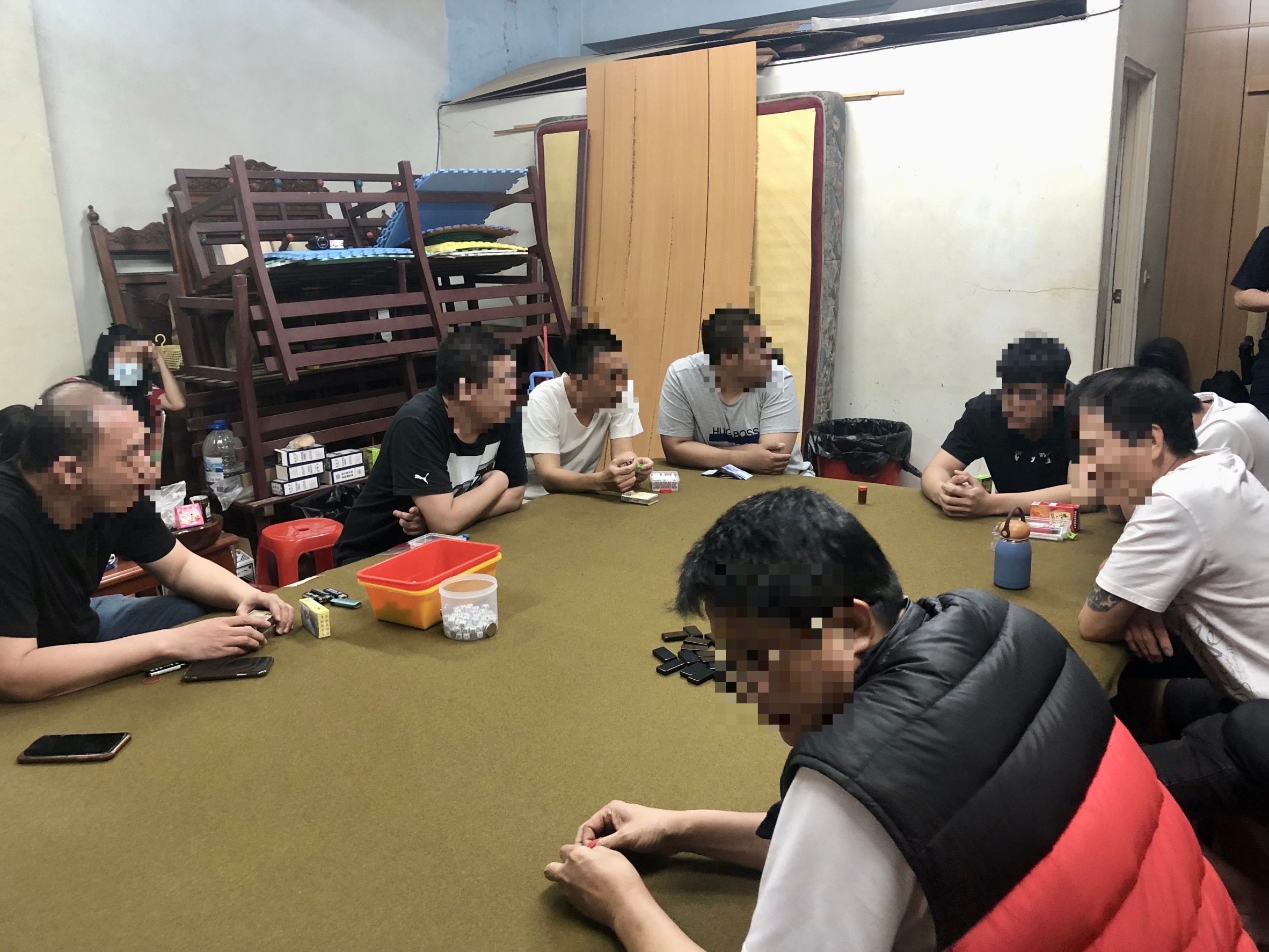 影/南警刨根掃蕩斷金流  破獲雕刻店掩飾職業賭場
