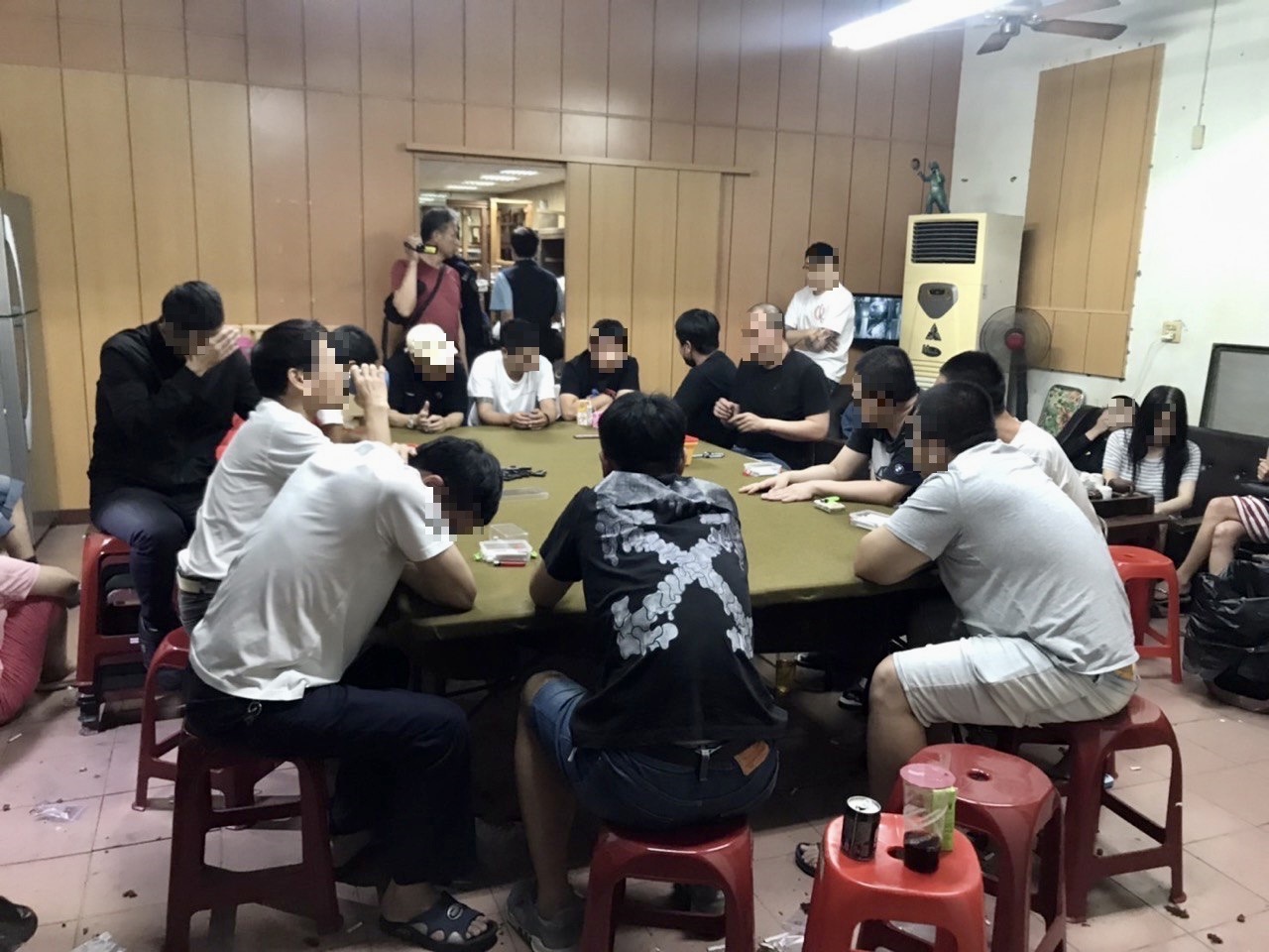 影/南警刨根掃蕩斷金流  破獲雕刻店掩飾職業賭場