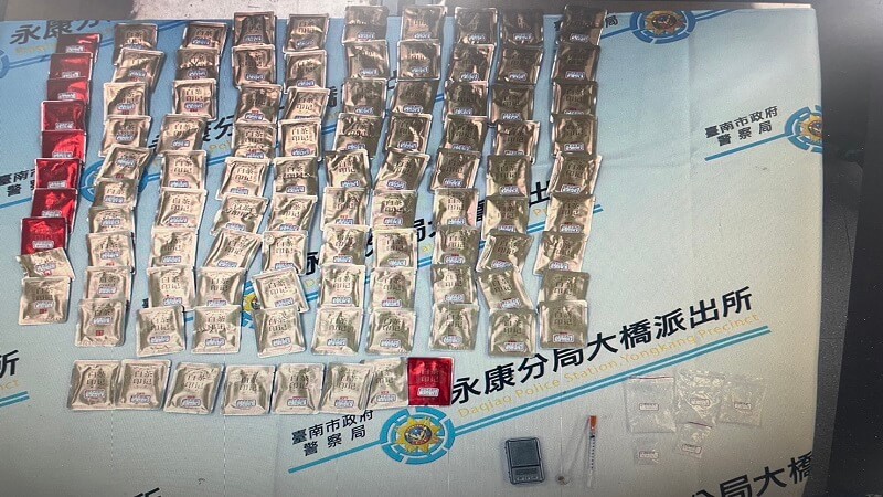 ​社區警政再出發!  永康警安居緝毒  出租套房內查獲百包毒品
