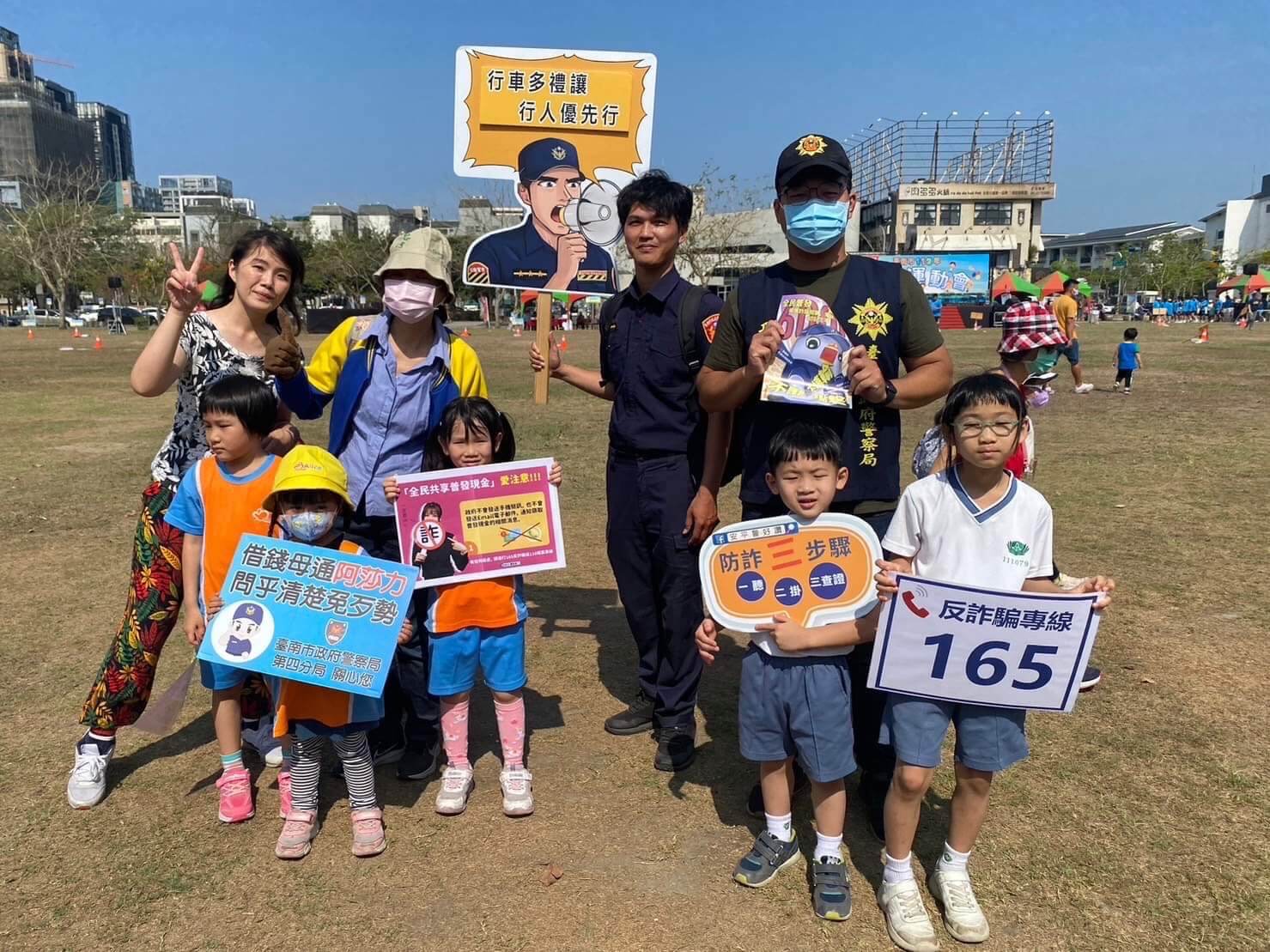 維護行人安全!  安平警結合地方活動多元宣導   5/1起加強「取締路口不停讓行人專案」