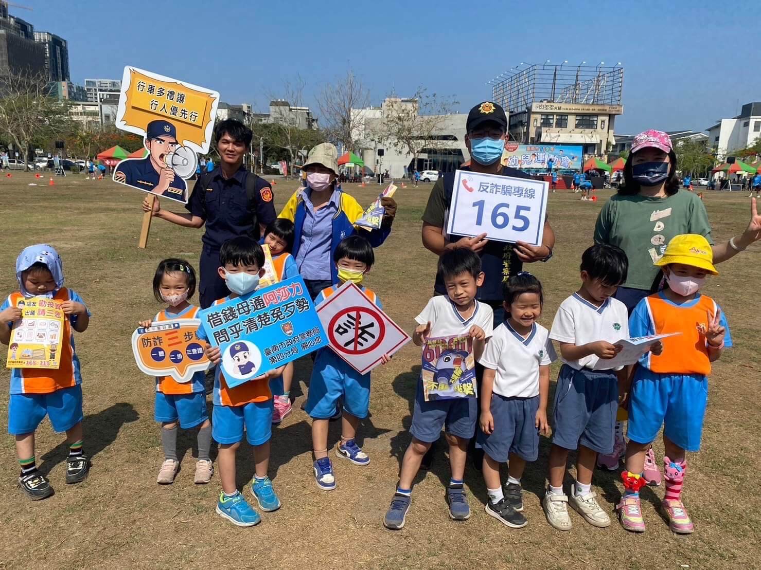 維護行人安全!  安平警結合地方活動多元宣導   5/1起加強「取締路口不停讓行人專案」