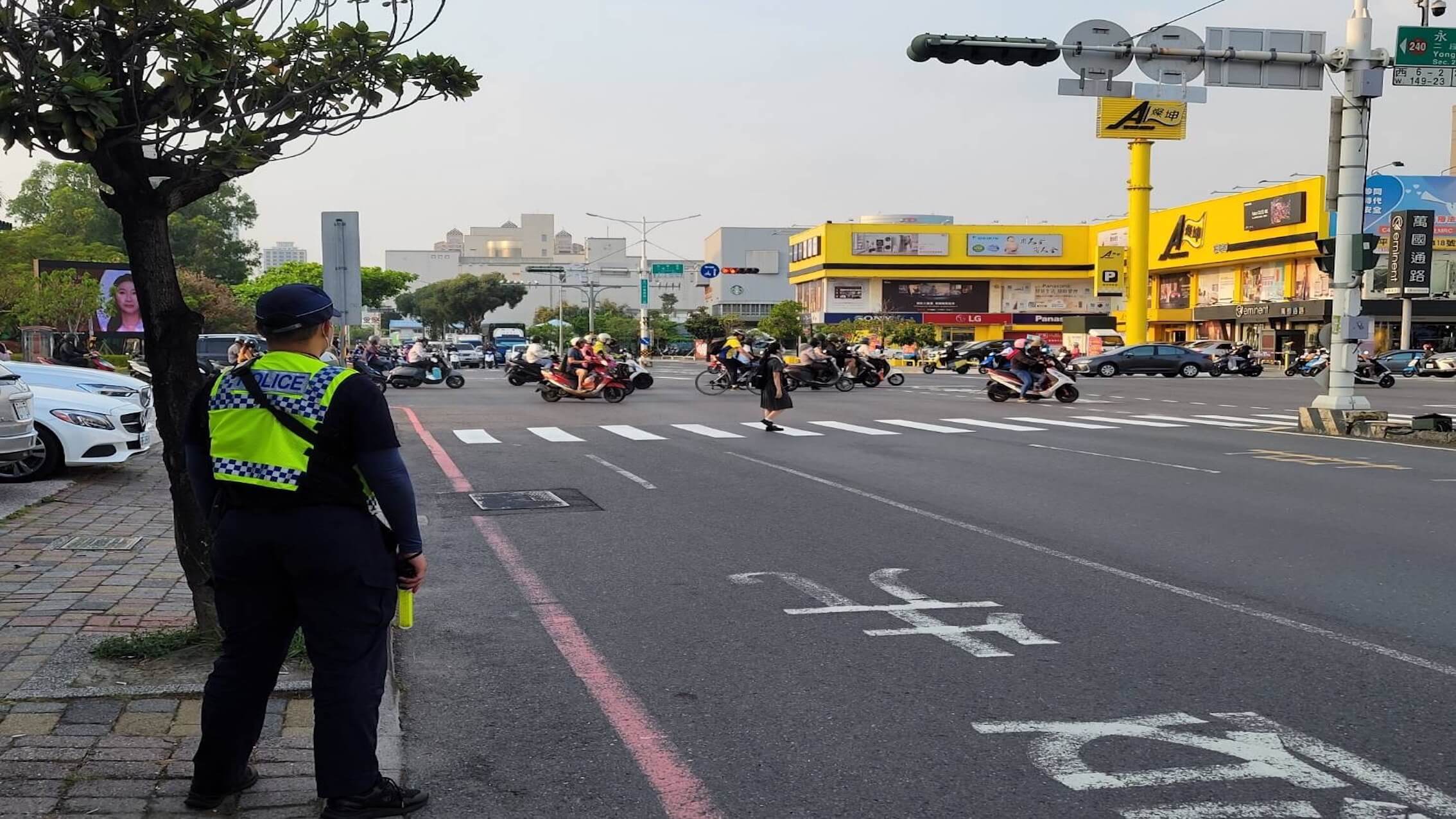 影/路口慢看停! 台南安平警推動停讓文化 強勢擴大路口交安宣導 提醒用路人遵守路權 你我安全又安心