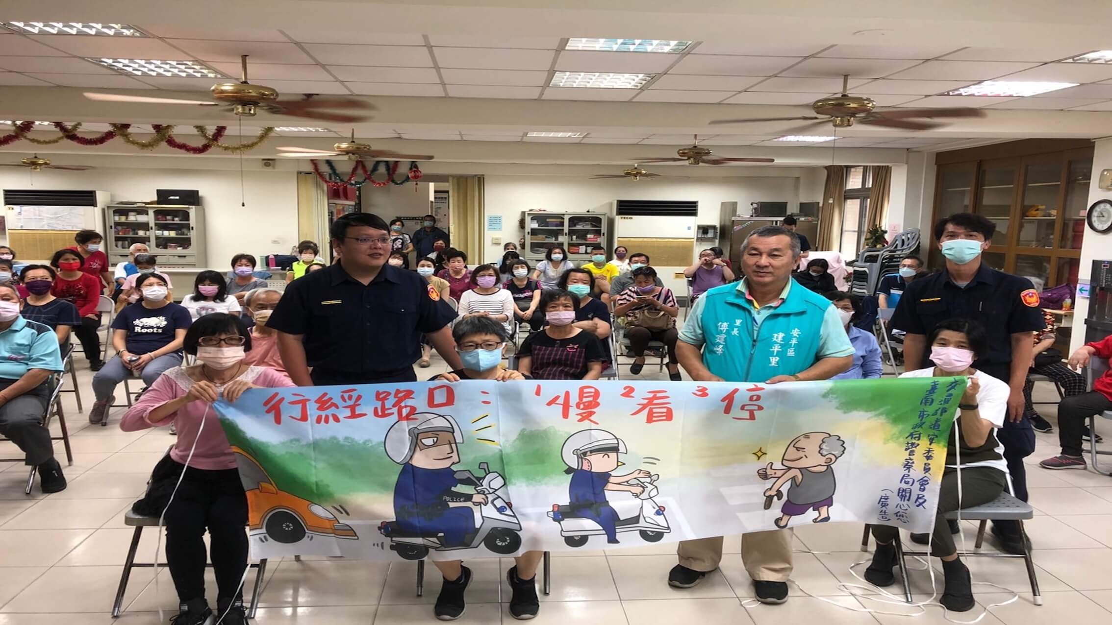 影/路口慢看停! 台南安平警推動停讓文化 強勢擴大路口交安宣導 提醒用路人遵守路權 你我安全又安心