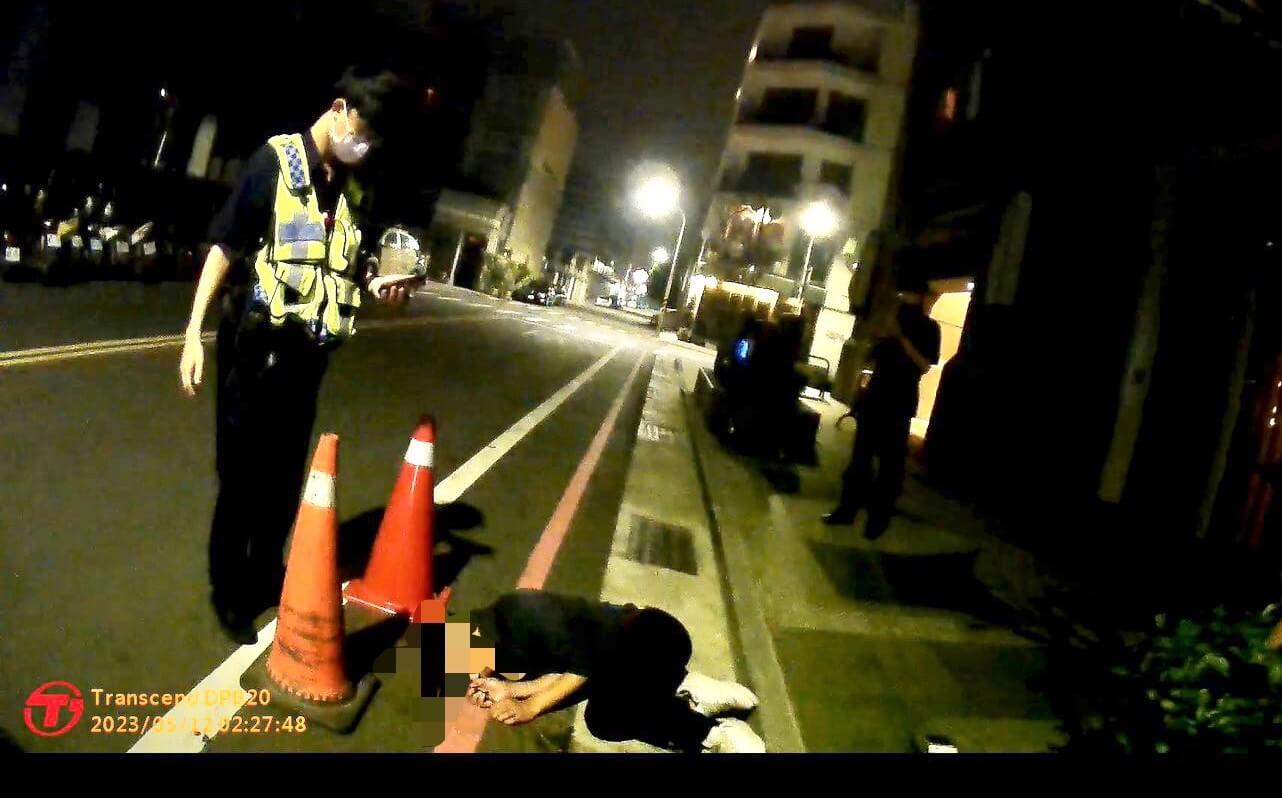 男子不勝酒力醉倒路邊  安平暖心警守護市民人身安全護送返家