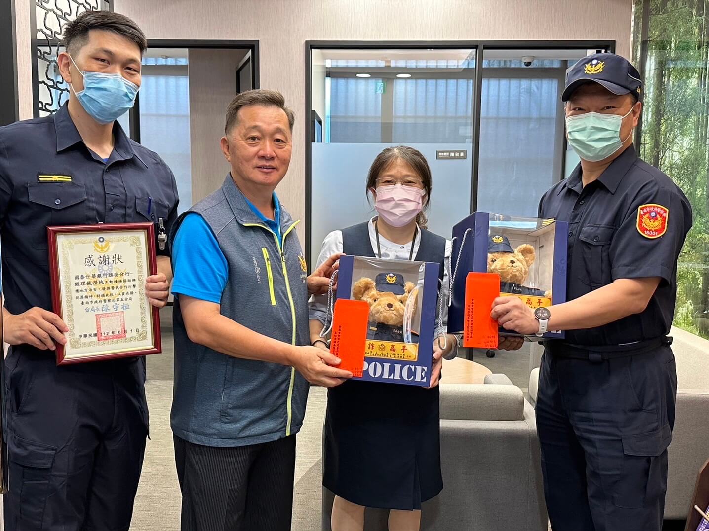 ​銀行行員攜手警方攔詐千萬元   南市警五分局頒發「阻詐熊厲害」