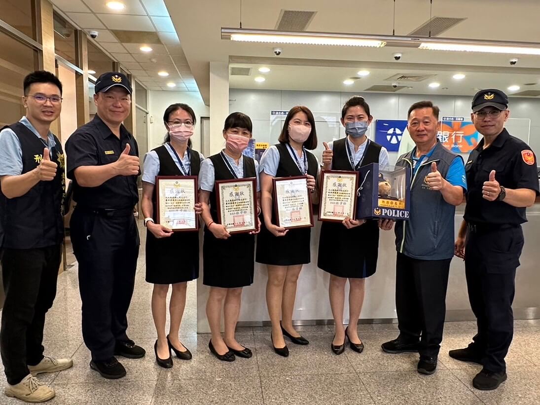 ​銀行行員攜手警方攔詐千萬元   南市警五分局頒發「阻詐熊厲害」