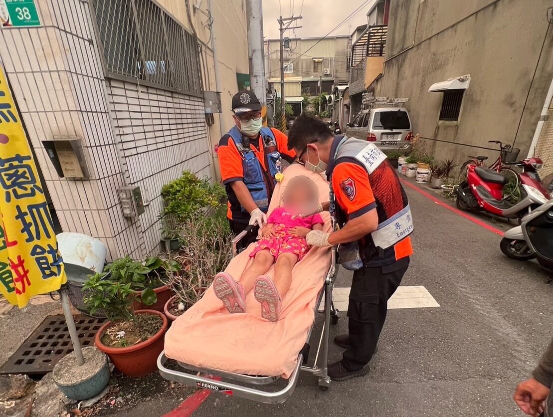 ​暖警神救援  遇暈倒女童  即時助脫險