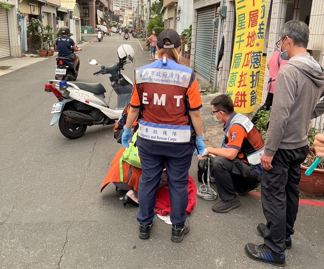​暖警神救援  遇暈倒女童  即時助脫險
