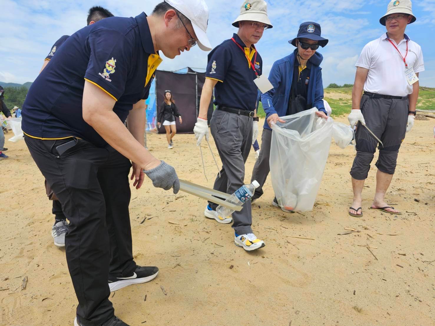 ​打擊犯罪不忘愛護家園  波麗士捲起衣袖投入淨灘公益活動