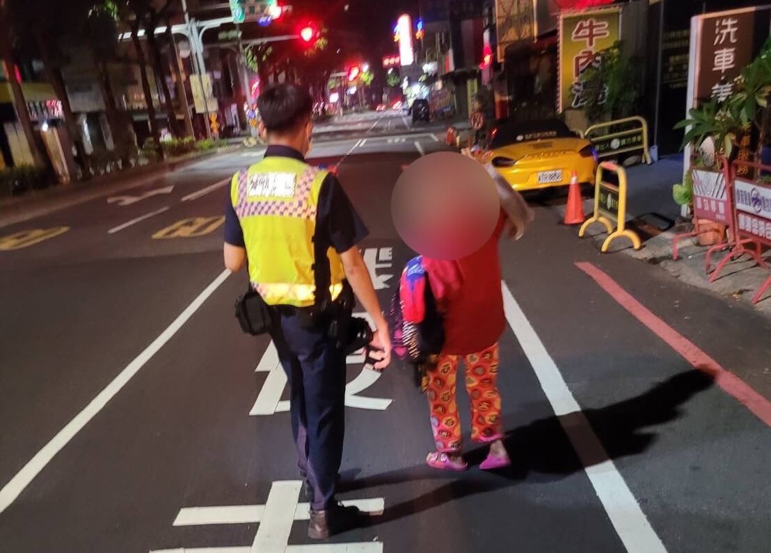 ​失智老嫗深夜要去菜市場  暖警關心助返家