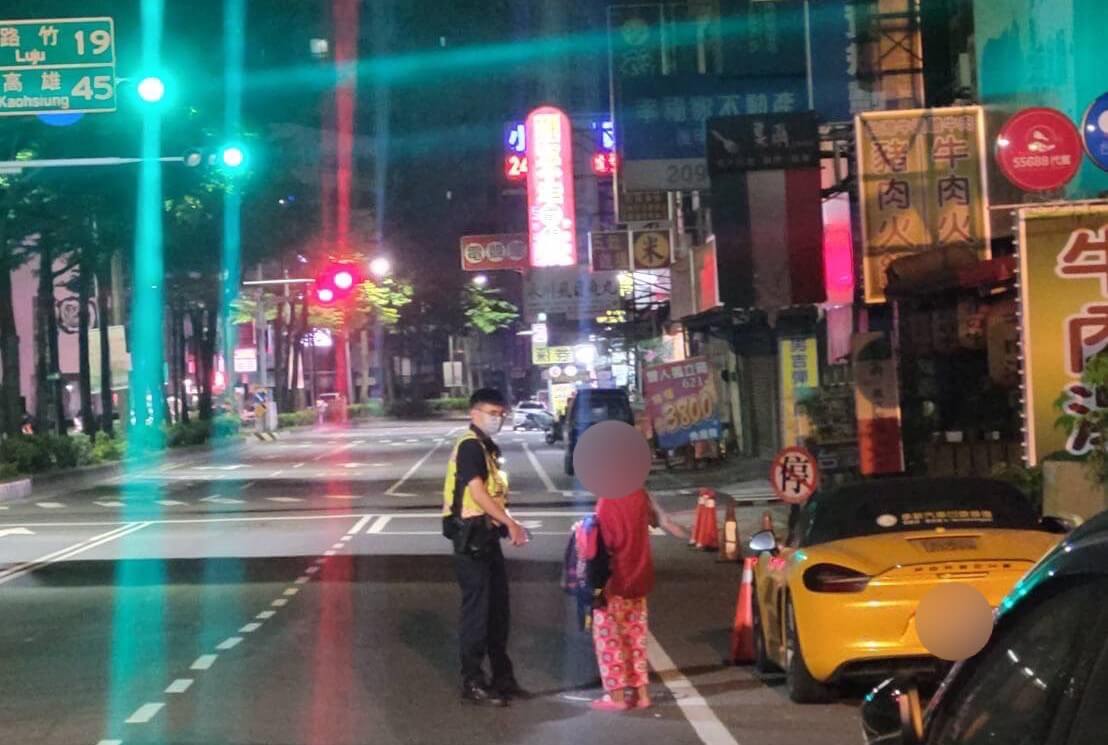 ​失智老嫗深夜要去菜市場  暖警關心助返家