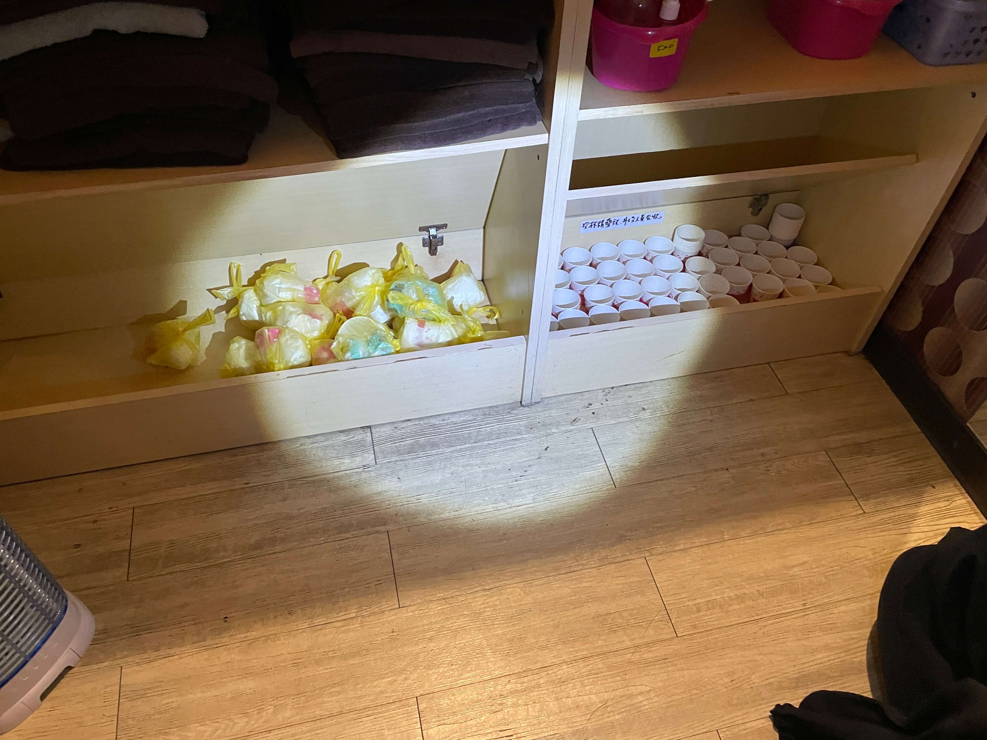 ​拒不配合!  台南警方連破三層暗門  4棟連通暗藏春色現形