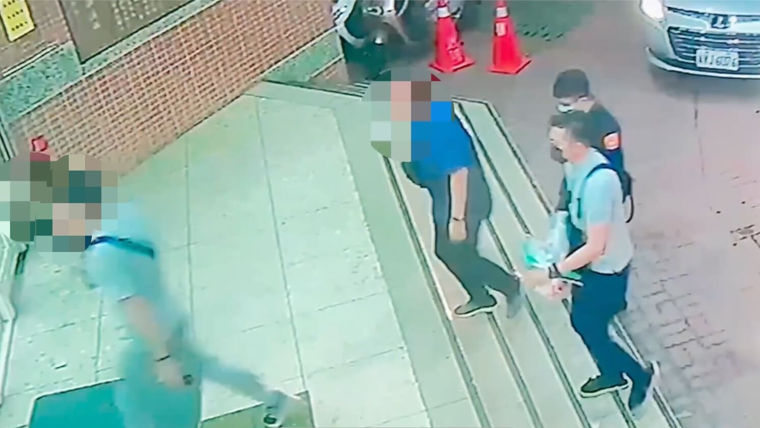 ​拒不配合!  台南警方連破三層暗門  4棟連通暗藏春色現形