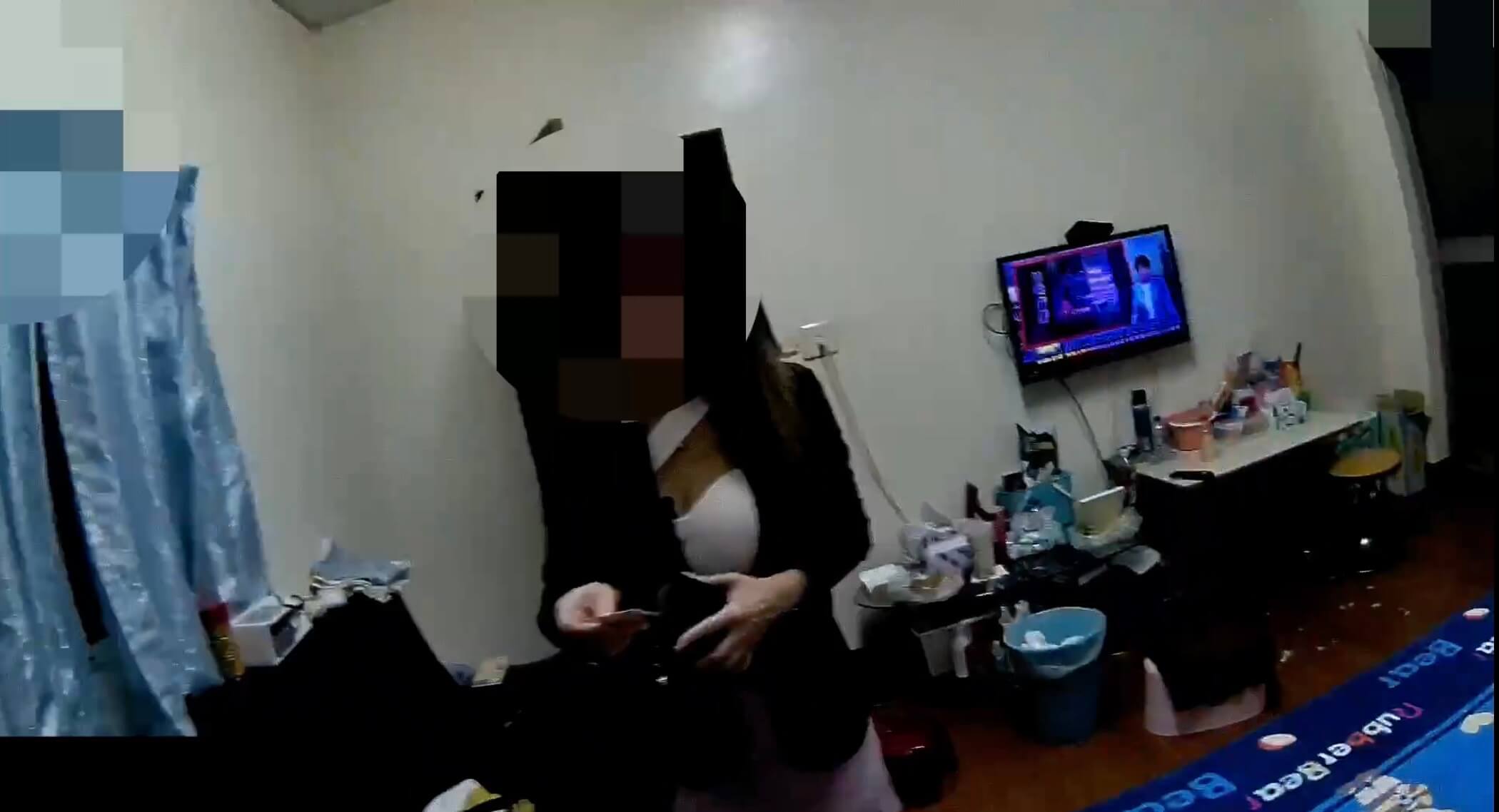 ​拒不配合!  台南警方連破三層暗門  4棟連通暗藏春色現形