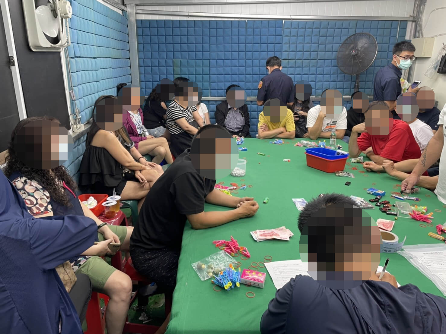 台南郊區巷弄鐵皮屋藏天九牌賭場   南警摸黑攻堅逮33人送辦