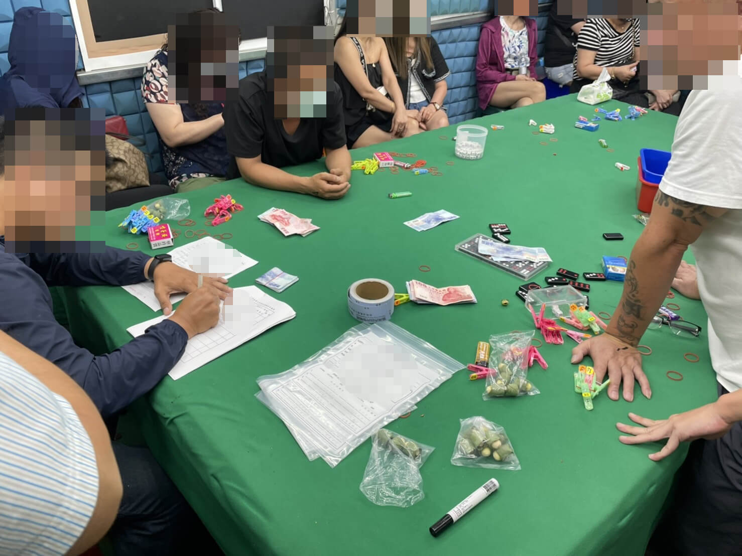 台南郊區巷弄鐵皮屋藏天九牌賭場   南警摸黑攻堅逮33人送辦