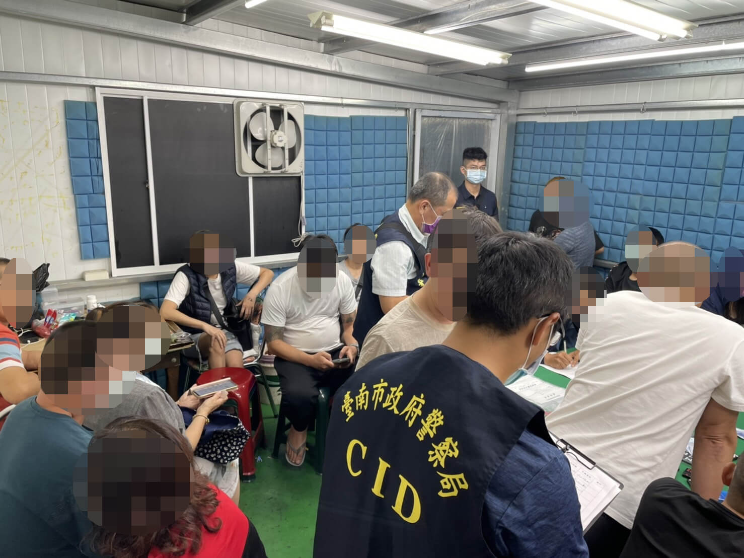 台南郊區巷弄鐵皮屋藏天九牌賭場   南警摸黑攻堅逮33人送辦