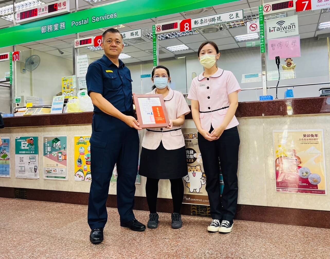 阻詐終結者！ 郵局機警通報警民合作攔詐3百萬元   ​安平警友會送上漢堡餐表揚行員熱心