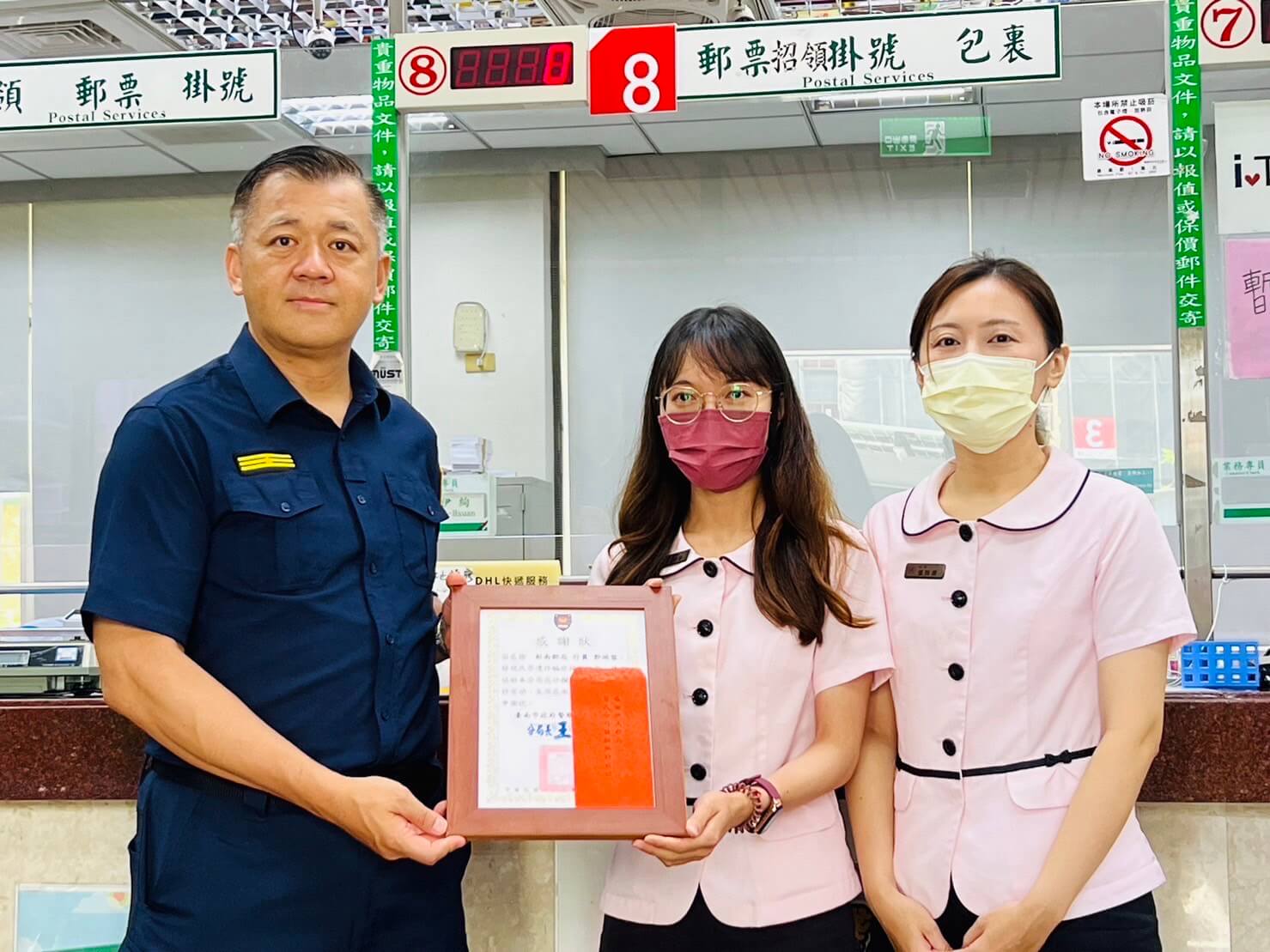 阻詐終結者！ 郵局機警通報警民合作攔詐3百萬元   ​安平警友會送上漢堡餐表揚行員熱心