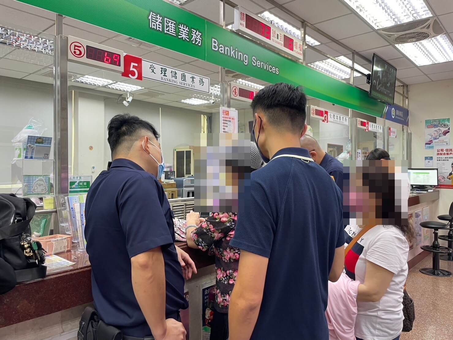 阻詐終結者！ 郵局機警通報警民合作攔詐3百萬元   ​安平警友會送上漢堡餐表揚行員熱心