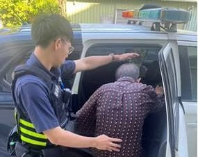 ​失智老翁迷途徘徊街頭   歸仁暖警積極助返家