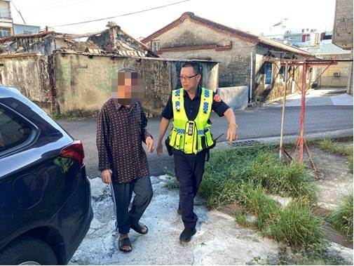 ​失智老翁迷途徘徊街頭   歸仁暖警積極助返家