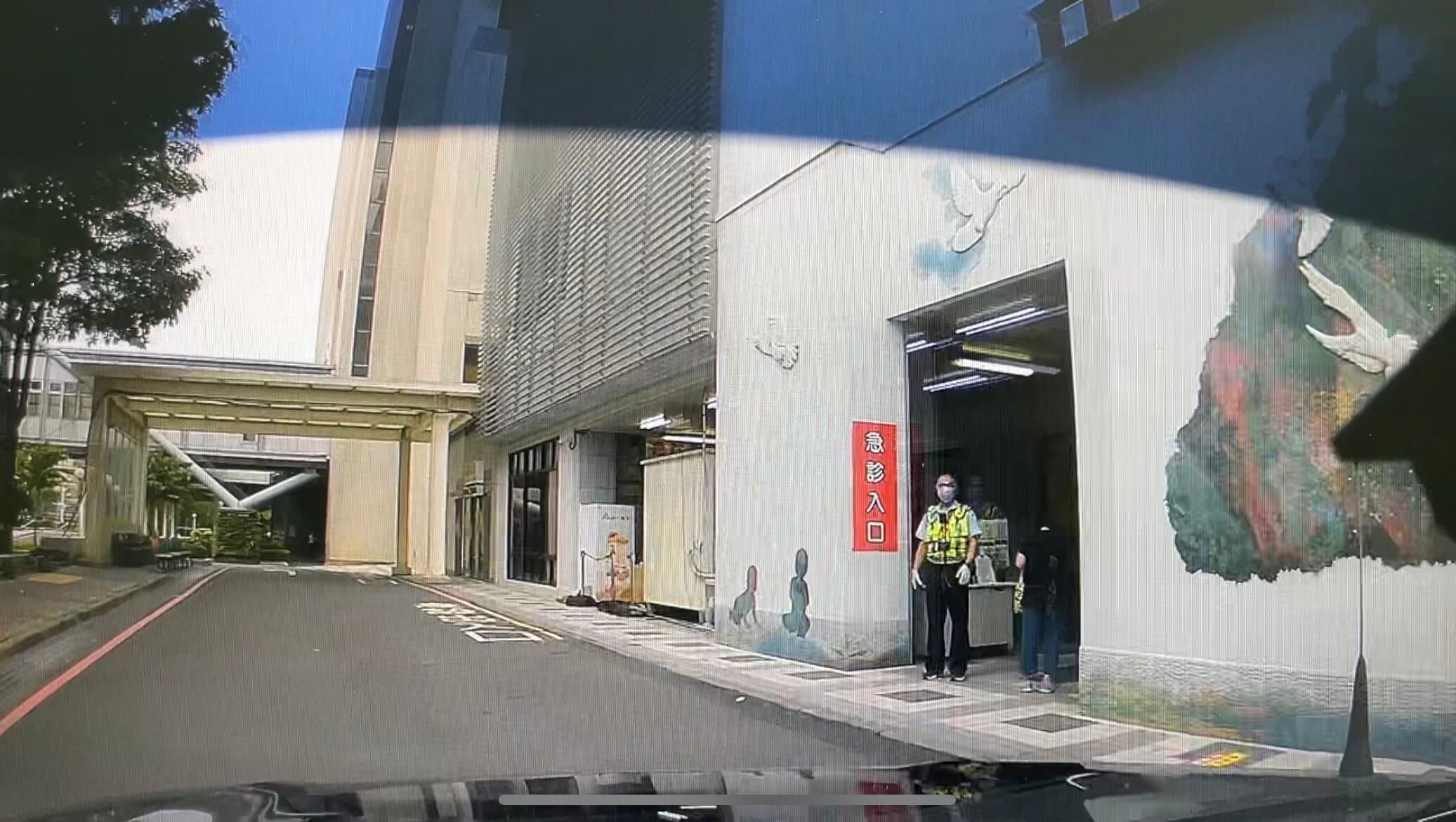 影/「警」急開道! ​ 南警三分局員警火速開道救援  臨盆孕婦6分鐘即到醫院順利生產