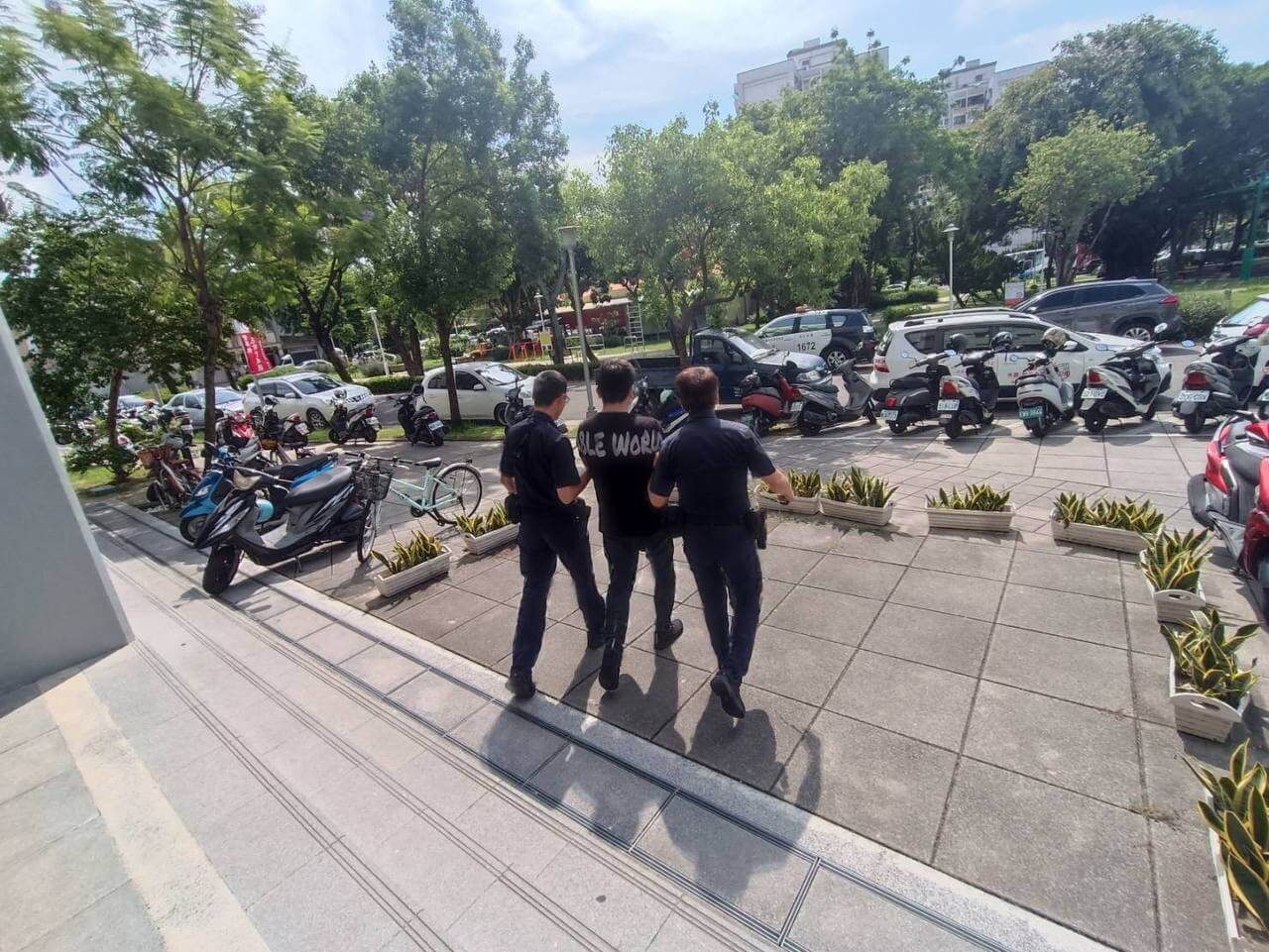 ​假幣商「怕被騙」攜帶點驗鈔機收款仍栽了！ 南警埋伏逮現行犯 