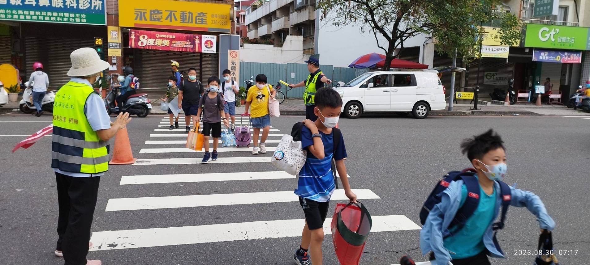 ​影/開學首日護童勤務啟動!   南警一分局多方位來守護學童安全!