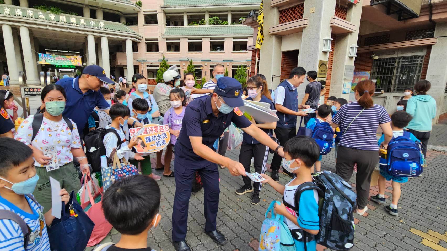 ​影/開學首日護童勤務啟動!   南警一分局多方位來守護學童安全!