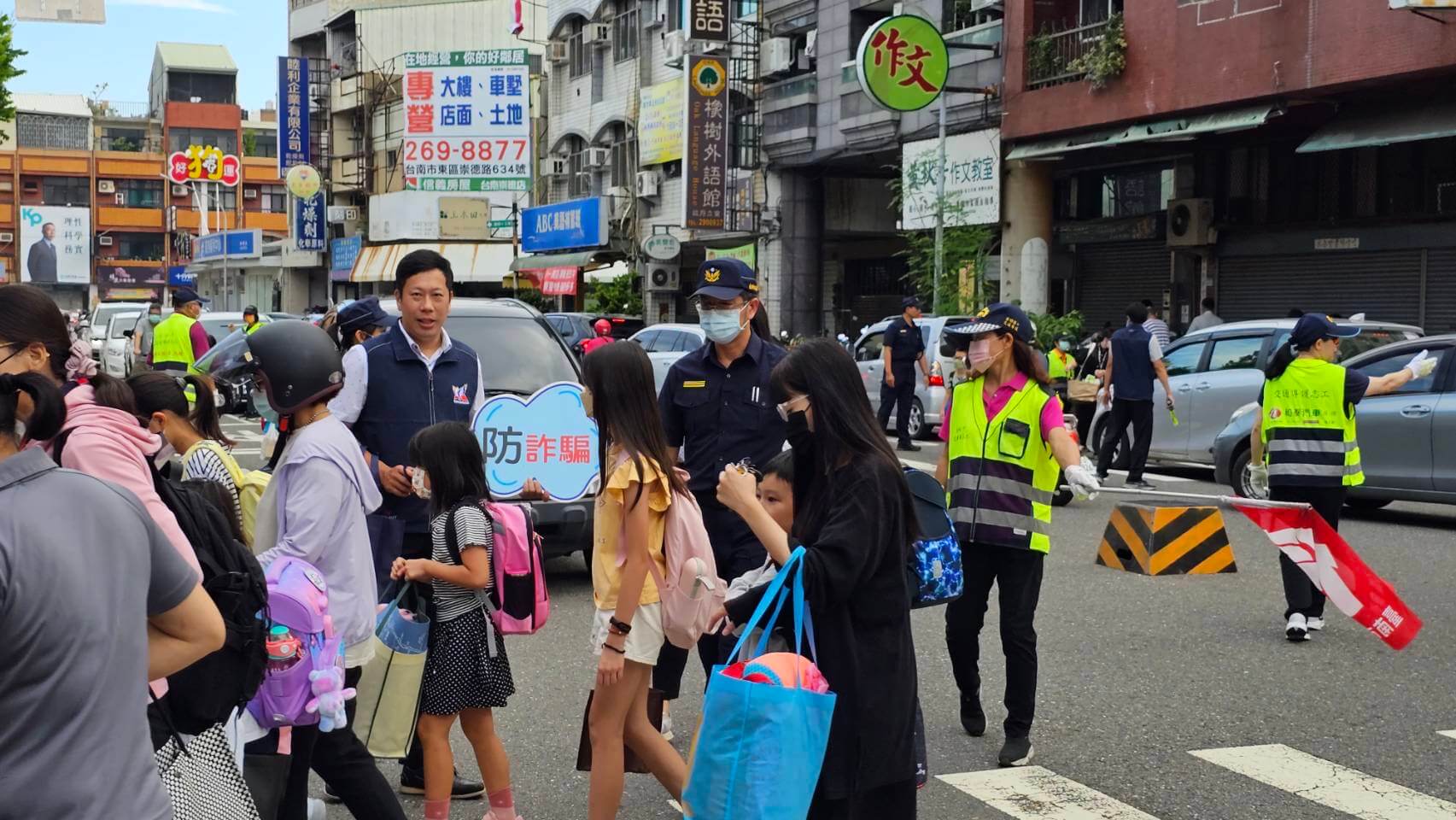 ​影/開學首日護童勤務啟動!   南警一分局多方位來守護學童安全!